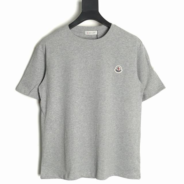 moncler 蒙口25Ss蒙口章子刺绣短袖字母提花T恤 黑色米白色采用新疆长绒棉32支双股面料240克双纱巧妙的融合了蒙口标志性品牌元素低调精致又能彰显品牌身