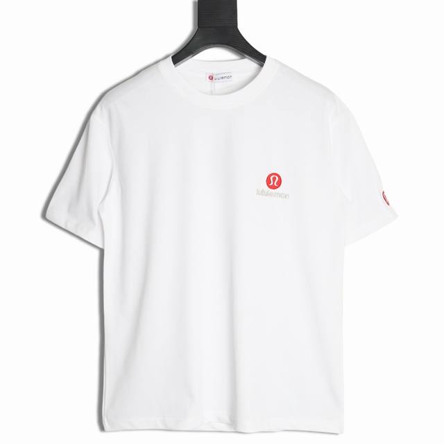 lulu Lemon 露露乐檬 字母标识限定刺绣短袖 露露今年太好看，难以形容对它的喜爱 既有高级感又兼顾舒适度 按头安利～ 立体凸起Logo很高级，一点儿也不
