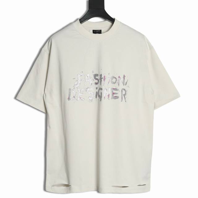 balenciaga 巴黎世家 闪粉英文图案短袖T恤 采用多层印花工艺 凹凸字母 细节无法挑剔，极具档次感与奢华辨识度！三标齐全 版型属于休闲宽松小落肩的版型裁