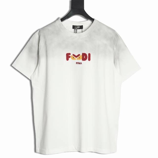 fendi 芬迪 渐变水洗眼睛刺绣圆领短袖 定制高克重 针织棉面料精心制作，手感特别的扎实，质感拉满，松软细腻上身舒适，优越的吸湿排汗性能，不闷热！胸前草写Lo