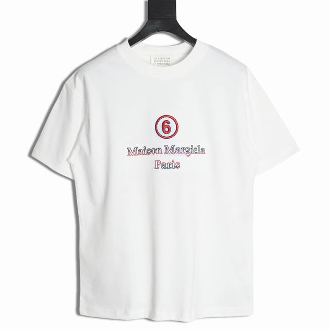 maisonmargiela 马吉拉 数字Logo刺绣及3D泼墨短袖T恤 重磅精梳260G纯棉双纱面料 胸前及后背字母Logo刺绣＋3D数码直喷工艺 螺纹定织定