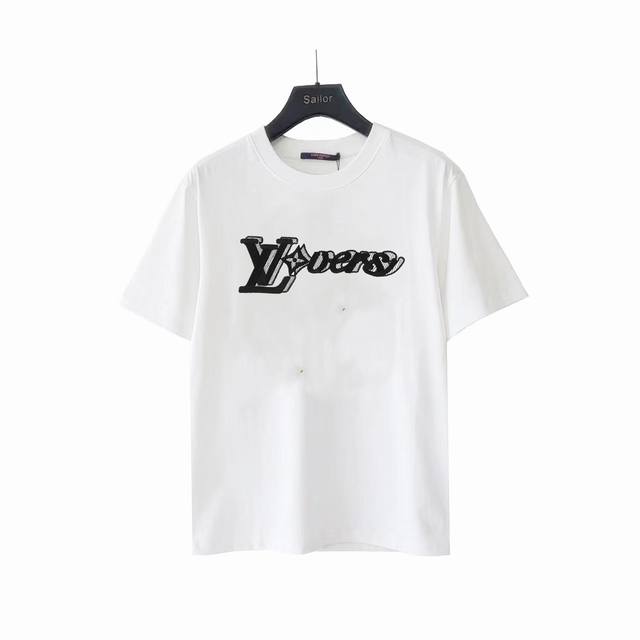 实拍细节图+尺码表 Louis Vuitton 路易威登刺绣灰黑字母短袖 260克重纯棉面料，满身印花工艺，款式时尚 大气，面料舒适，做工严谨 ，走线工整。上身