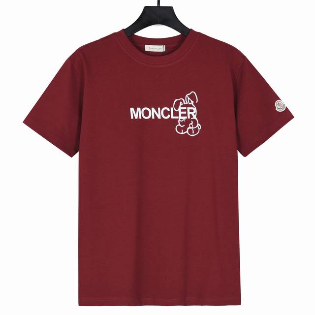 moncler盟可睐藤原浩2025新款印花短袖 面料采用280克重双纱精梳棉，定制32支1*1螺纹，成衣两遍水洗处理，面料舒适亲肤无异感，定制定染面料，纺织密度