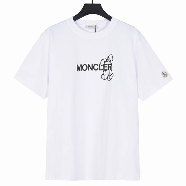 moncler盟可睐藤原浩2025新款印花短袖 面料采用280克重双纱精梳棉，定制32支1*1螺纹，成衣两遍水洗处理，面料舒适亲肤无异感，定制定染面料，纺织密度