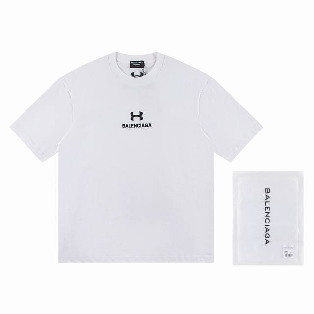 高版本Balenciaga 巴黎世家 X安德玛联名款重工刺绣字母短袖T恤，前后刺绣，采用田岛机重工刺绣10W+针 精细绣花无毛边杂线 非常紧密 凹凸质感明显 定