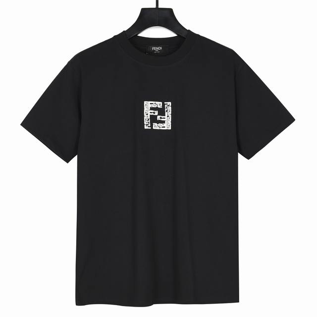 fendi芬迪2025春夏新品双F立体刺绣圆领短袖T恤， 官网同步，专柜纯棉面料！ 贴肤舒适，耐看又好穿， 经典简约Logo设计，原厂工艺一丝不苟，刺绣立体工艺
