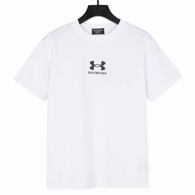 balenciaga巴黎联名安德玛 立体凸胶工艺短袖T恤 面料采用重磅300克双纱精梳棉，定制32支1*1螺纹，成衣两遍水洗处理，面料舒适亲肤无异感，定制定染面