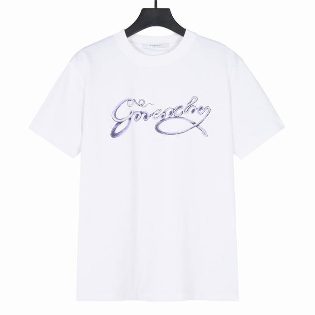 givenchy纪梵希2025蛇年限定印花短袖T恤 面料采用300克重双纱精梳棉，定制32支1*1螺纹，成衣两遍水洗处理，面料舒适亲肤无异感，定制定染面料，纺织