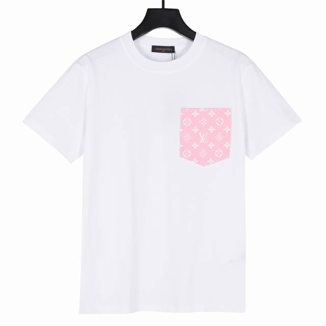 louis Vuitton 路易威登 2025春夏新品粉色皮革口袋短袖T恤 面料采用260克重双纱精梳棉，定制32支1*1螺纹，成衣两遍水洗处理，面料舒适亲肤无