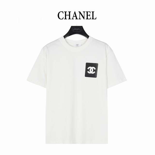 chanel 香奈儿 25Ss 压胶镂空Logo短袖T恤 精选280克双纱纯棉面料，设计简约而不失高级感，一眼便能感受到其独特的品质与魅力。 其压胶镂空Logo
