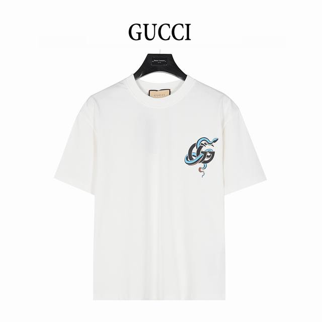 gucci 古驰 25Ss 蛇年限定印花短袖T恤 采用独特的标识设计，巧妙融入蛇年生肖印花， 圆领剪裁简约大方，彰显时尚气息。本款T恤定制选用260克 ％双纱纯