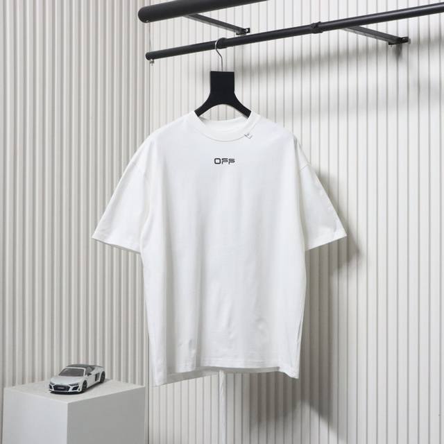 off Ow White Ow背后宗教印花短袖 所有面料以及螺纹均为订织定染，所有面料颜色均经过色卡比对定染面料，复古印花水洗做旧短袖，无性别宽松廓形剪裁，采用