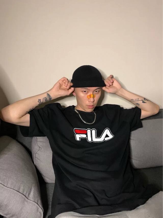 fila 斐乐中性风格圆领纯棉短袖T恤，颇具标志性的 Logo与颜色素净的基础款型相结合，打造低调百搭又具有品牌特色的代表性单品！ 此款依旧延续了极简设计，经典