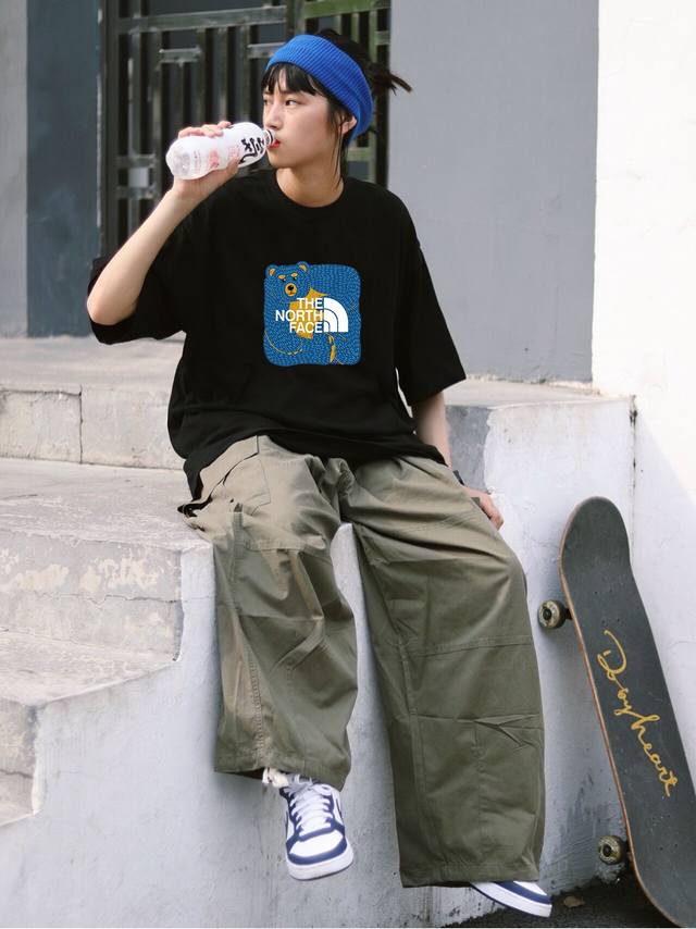 上新！本季新款Tnf北面短袖T恤,版型剪裁特别有讲究！上身很洋气显瘦内搭外穿都看 高密针织圆领设计，平整简约！亲肤透爽！T恤面料的柔软性舒适性无可挑剔！男女均可