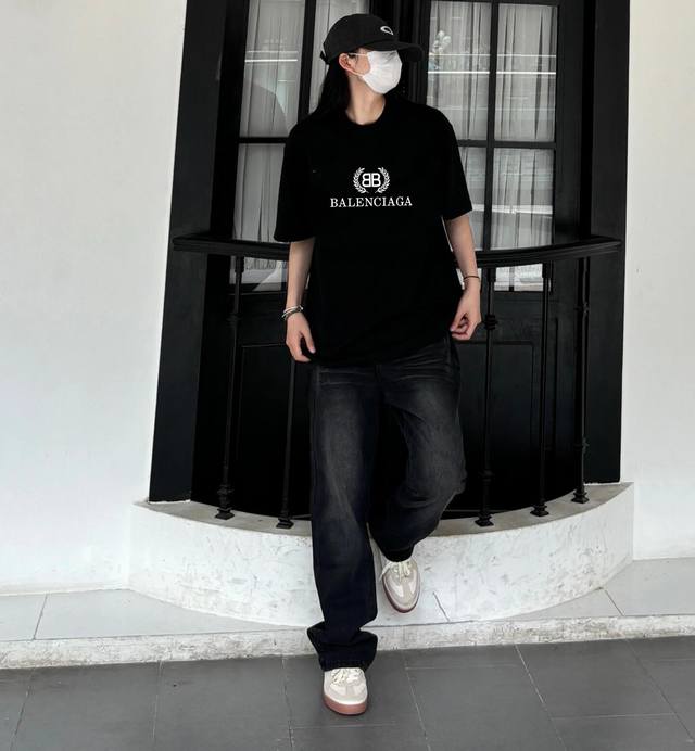 上新！Balenciaga巴黎世家字母短袖T恤，把经典玩出不同，打破单一设计再创造，增多点趣味性！男女同款入，厚实有质感，透气且吸汗，喜欢就盘她！ 尺码：S-3