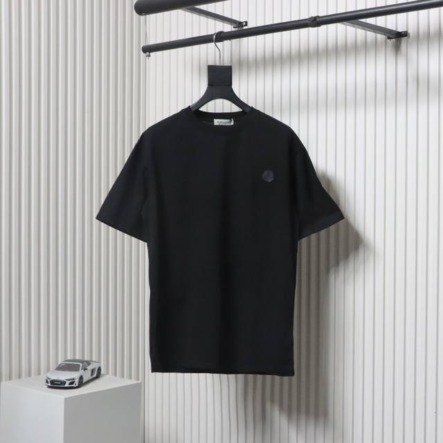 moncler 蒙口 25Ss 胸口章仔后背字母印花短袖面料采用32织双纱260克全棉材质，搭配1×1索罗那螺纹，不易变形，上身舒适透气，垂感佳，胸前后背定制黑