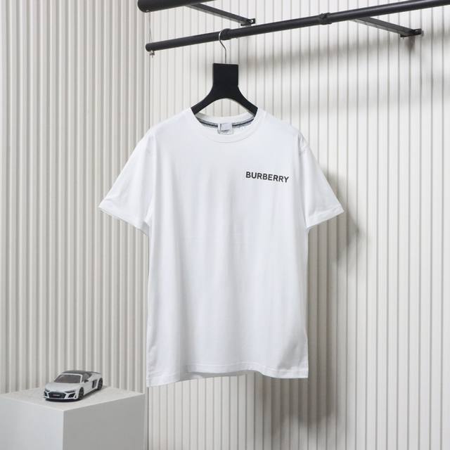 burberry 巴宝莉 23Ss 压胶字母小标印花短袖采用50S双股全丝光棉面料，2×2精梳棉紧密纺螺纹，领位、肩位双针走线做工。定制三标、吊牌内卡搭配刻字吊