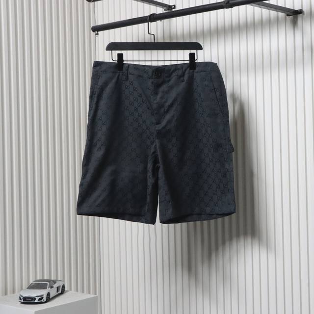 gucci 古驰 25Ss 满印老花提花套装短裤 Gucci新款早春系列以现代视角焕新诠释品牌经典设计元素和精致图案。这款短裤甄选黑色经典Gg帆布打造，为您的衣