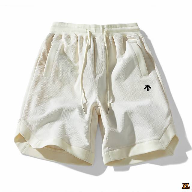 descente迪桑特 独家实拍上新夏季高品质高街纯色斜纹开叉短裤男女宽松抽绳松紧腰情侣短裤休闲五分裤，本季主打，货源充足，放心主推，高端品质，经典设计，做工出