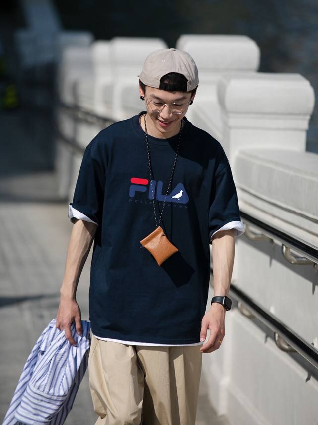 上新！Fila 斐乐中性风格圆领纯棉短袖T恤，颇具标志性的 Logo与颜色素净的基础款型相结合，打造低调百搭又具有品牌特色的代表性单品！ 此款依旧延续了极简设计
