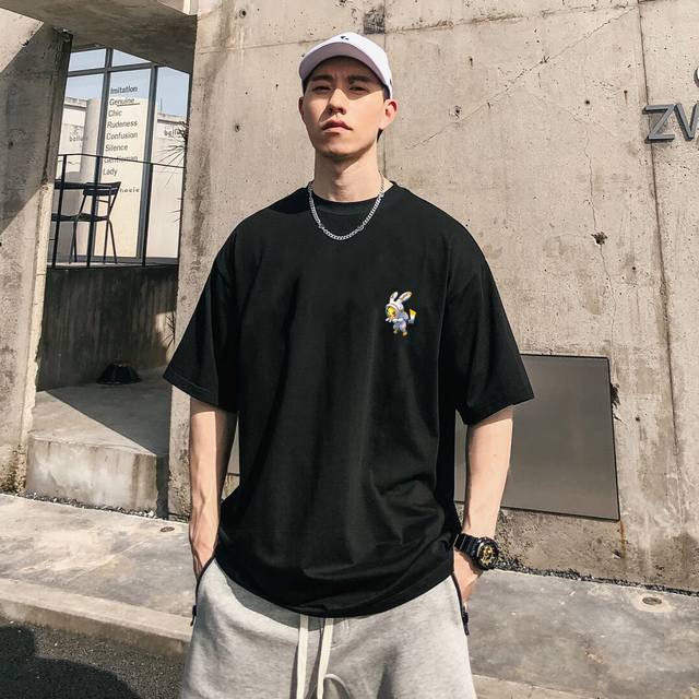 上新！元素碰撞，超级吸睛！Nasa宇航员皮卡丘太空兔联名款情侣款圆领短袖T恤，全部采用上等原料，质感好颜色鲜明！ 这种款式上身回头率超高！基础款的圆领Tee,男