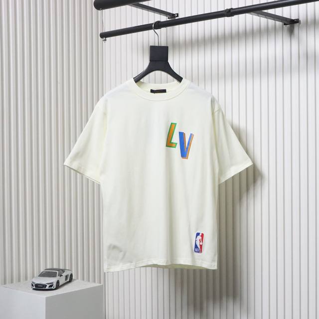 louis Vuitton & Nba 21Ss 彩虹字母印花短袖 Lv Nba联名短袖工艺说明：此款采用60支双股长绒棉双纱入机240克平纹布，烧毛食毛做无尘