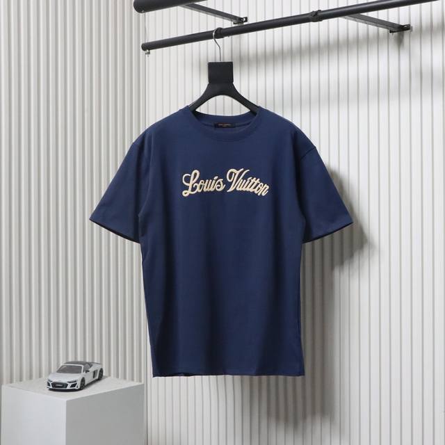 louis Vuitton 路易威登 23Ss 1854签名字母刺绣短袖 立体Logo刺绣工艺在胸前醒目呈现蓝色字母图案，衣肩依旧采用反面缝制工艺，后背采用黄色