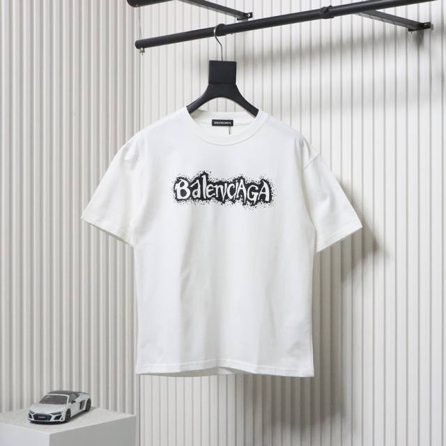 balenciaga 巴黎世家 25Ss 阴影字母短袖T恤 面料采用定制240G 26支特滑双股精棉平纹高密无尘全棉布料。前幅高密度加厚，走线平整，代工品质，全