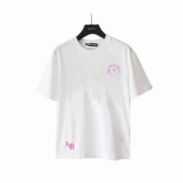 实拍细节图+尺码表 Chrome Hearts 克罗心 贴布粉马蹄刺绣短袖 面料使用260G克全棉双纱面料 区别于市面低克重普通货 ，纹路清晰可见，质感柔软细腻