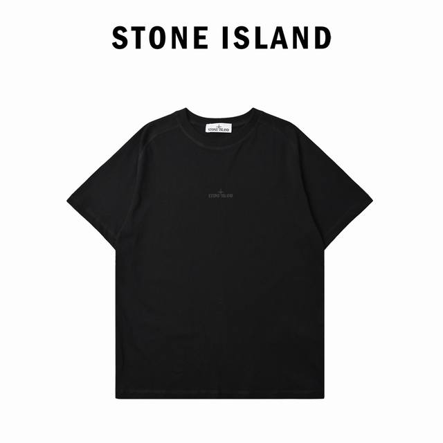 stoneisland石头岛｜反光罗盘徽标Logo印花短袖T恤 面料是这件T恤的灵魂所在。选用高品质的纯棉面料，不仅触感柔软，贴近肌肤时毫无刺痒感，还具备卓越的