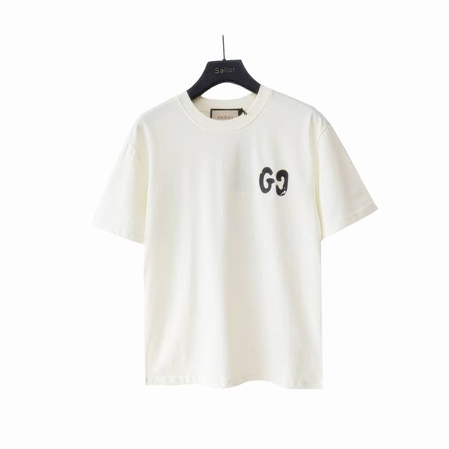 实拍细节图+尺码表 Gucci 古驰 24Ss涂鸦手绘双G印花圆领T恤 选用客供定制针织 %纯棉面打造,面料手感细腻，厚实有质感的纯棉布 高密度的机织工艺，如棉