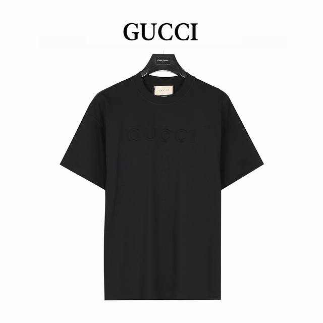 gucci 古驰 25Ss 立体浮雕压花字母Logo短袖T恤 采用16S麻棉克重230G ，搭配32S双纱1×1螺纹，面料螺纹同缸定染。 胸前搭配Logo徽标磨