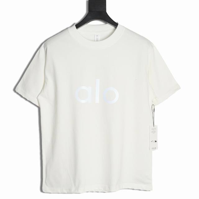alo 25Ss 反光字母短袖T恤 面料采用定制240G 26支特滑双股精棉平纹高密无尘全棉布料。前幅高密度加厚，走线平整，代工品质，全套定制辅料。 尺码：S-