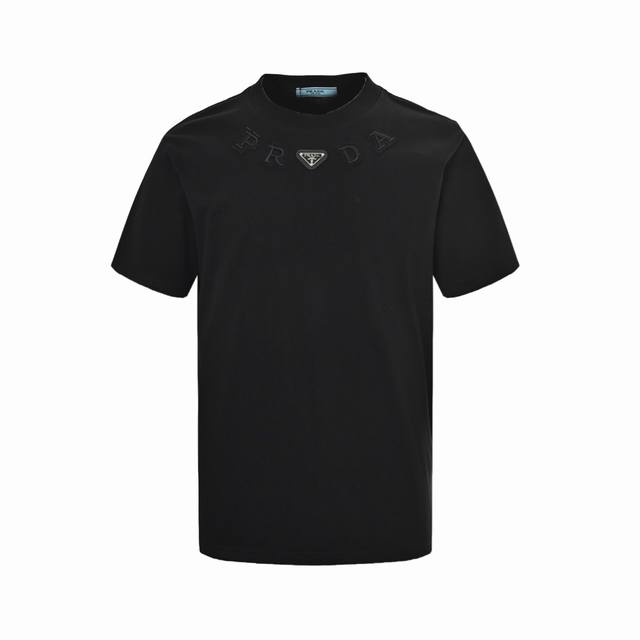 prada 普拉达 25Ss 领口字母刺绣三角标短袖 面料采用高克重300G重精梳棉，定制1:1螺纹，面料舒适亲肤无异感， 定染面料，纺织密度高，垂感佳，不易变