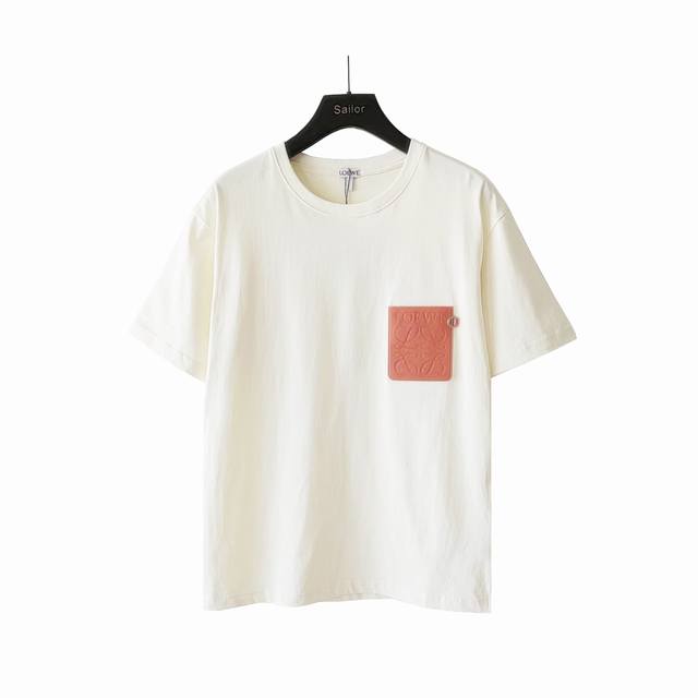 实拍细节图+细节图 Loewe 罗意威 皮标字母Logo纯棉精品短袖T恤 高克重爽滑棉，满满高级感，质量超级好的夏季必入T，网红明星同款 减龄又时尚 百搭不挑人