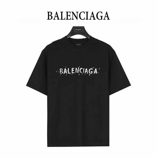 balenciaga 巴黎世家 25Ss 字母双B手绘水洗破洞短袖T恤 购入原版对版操作。领口，袖口，下摆均采用破洞工艺处理 260克精梳棉面料，洗水后达280