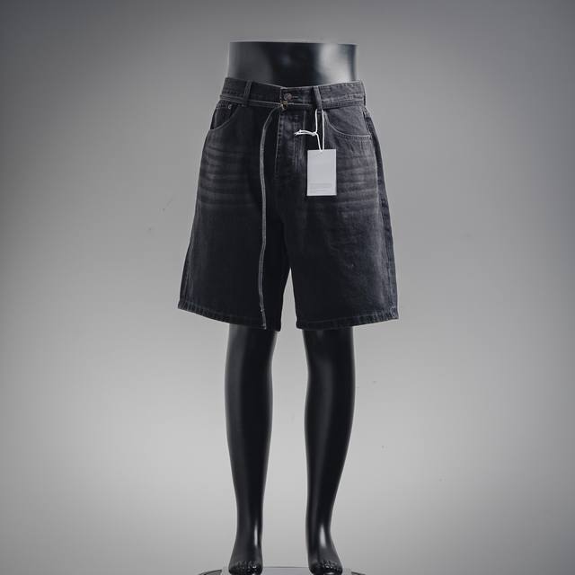acne Studios 25Ss 腰带牛仔短裤 官网 0,溢价款选用黑色水洗工艺原粗胚丹宁面料制作,五口袋结构,纽扣门襟, 男女同款 码数：Xs.S.M.L