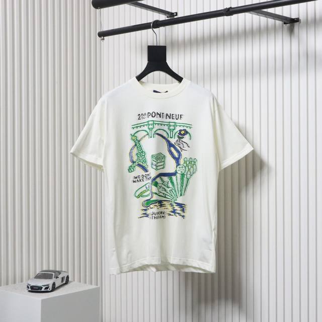 louis Vuitton 路易威登 25Ss 多元素印花短袖采用细支数纱线织造，使得面料质地轻薄，透气性好，穿着舒适，经过精梳处理，去除杂质和短纤维，纱线品质
