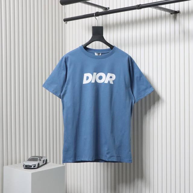 dior 迪奥 24Ss 白色字母印花短袖原7,700购入，定织定染蓝色平纹针织面料采用15S精棉平纹230G，搭配螺纹32S双纱拉架。胸前饰以白色大字母图案采