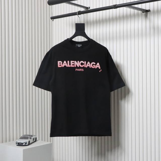 balenciaga 巴黎世家 25Ss 渐变字母刺绣短袖面料采用280克重精梳棉，定制32支1*1螺纹，成衣两遍水洗处理，面料舒适亲肤无异感，定制定染面料，纺