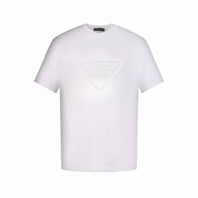prada 普拉达 3D浮雕压花短袖T恤 采用了独家定制的270G高克重紧密精梳棉面料。该面料经过定织定染工艺处理，不仅确保了色彩的鲜艳与持久，更赋予了衣物出色