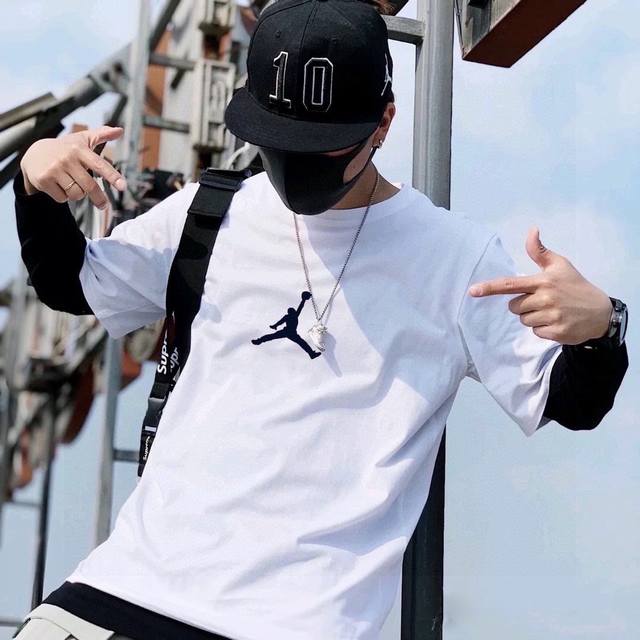 上新！标志Logo，化繁为简！Jordan 乔丹极简的设计转化为服装语言，就如这件基础短袖T恤，有着极其细腻的面料质感，平淡中无处不透入极简高级质感！ 简单、个