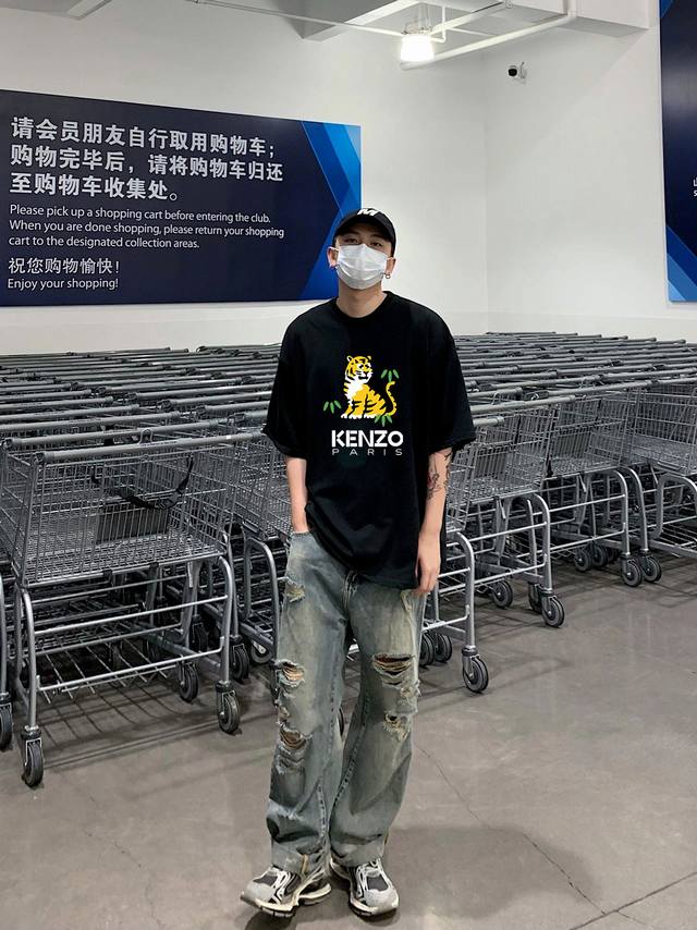 上新！Kenzo 新款图案短袖T恤，夏季必入单品！真的超酷！ 高密针织圆领设计，平整简约！亲肤透爽！T恤面料的柔软性舒适性无可挑剔！男女均可驾驭，打破性别局限性
