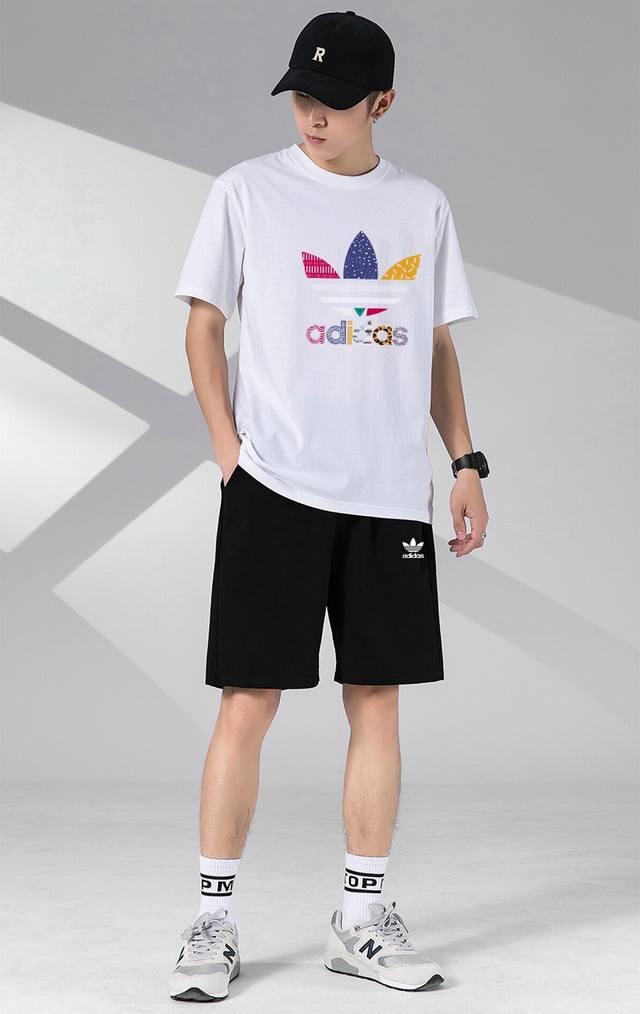 adidas 阿迪达斯三叶草新款短袖短裤运动套装！百搭不挑人！ 本款T恤采用纯棉面料！吸汗透气，贴身柔软！ 腰部松紧带抽绳，拉链口袋，运动時候可以放手机钥匙，非