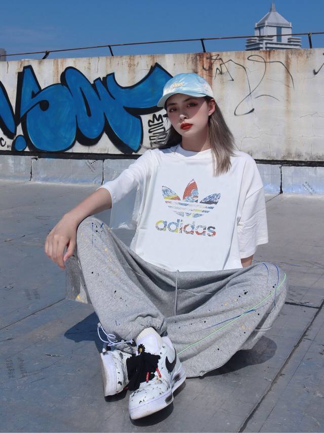 上新！元素碰撞，超级吸睛！Adidas 阿迪达斯三叶草夏日缤纷水果情侣款圆领短袖T恤，全部采用上等原料，质感好颜色鲜明！ 这种款式上身回头率超高！基础款的圆领T