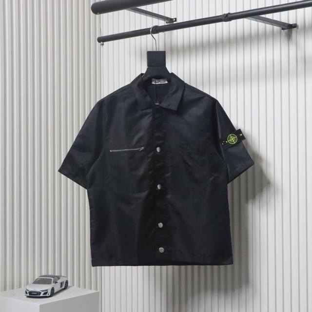 石头岛指南针袖标短袖衬衫 原版面料，网红明星同款高级尼龙面料，宽松简约设计，很高档、很有范儿！面料手感非常舒服 超级百搭好看的一款外套！！三标齐全 男女同款 人