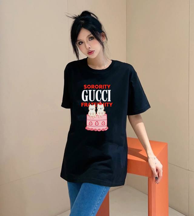 上新！春夏Gucci新款短袖T恤,版型剪裁特别有讲究！上身很洋气显瘦内搭外穿都看 高密针织圆领设计，平整简约！亲肤透爽！T恤面料的柔软性舒适性无可挑剔！男女均可