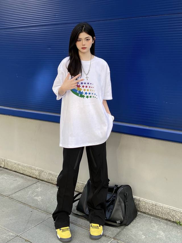 上新！Gucci新款短袖T恤,版型剪裁特别有讲究！上身很洋气显瘦内搭外穿都看 高密针织圆领设计，平整简约！亲肤透爽！T恤面料的柔软性舒适性无可挑剔！男女均可驾驭