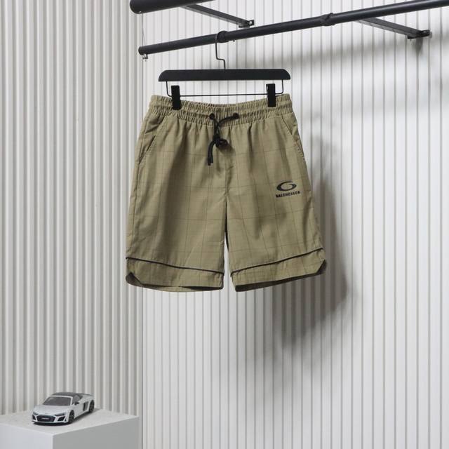 balenciaga 巴黎世家 格子字母刺绣短裤 面料采用定制梭织面料，订染颜色后整蚀毛处理，对照原版做丝滑超柔处理，布面肌理股线清晰明显，垂感一级棒，做工精致