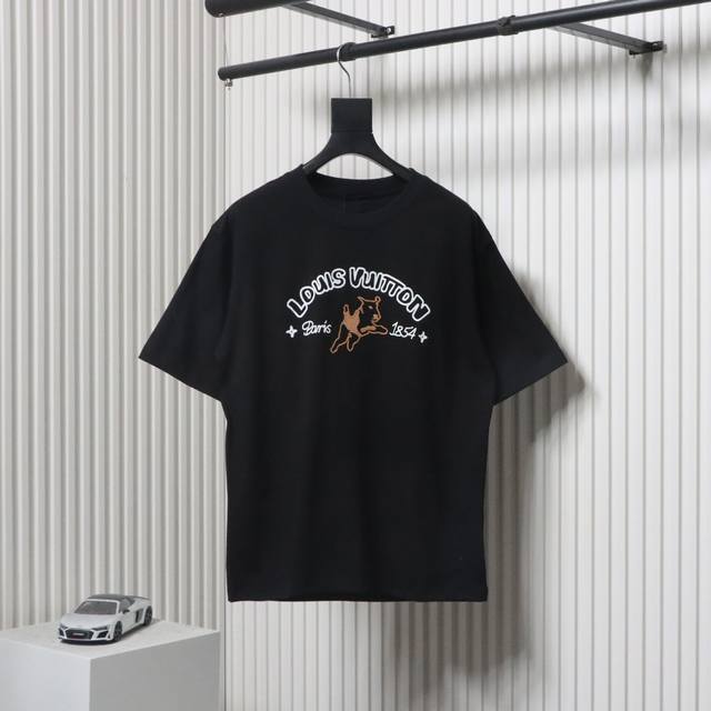 louis Vuitton 路易威登 24Ss 斗牛犬刺绣短袖原版杭州专柜7700购入，面料采用26织220克全棉材质，定染绣花线，刺绣采用进口Tajima机台